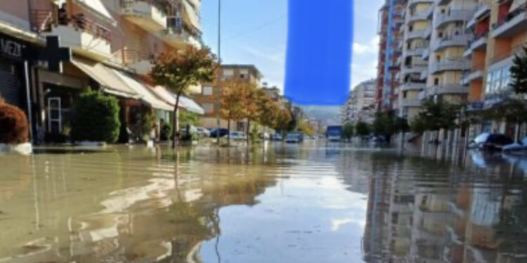 Përmbytjet copëtojnë “By Pass”-in që lidh Vlorë – Kaninë – Orikum