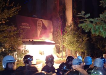VIDEO-Protestuesit i hedhin molotov, merr flakë hyrja e selisë së Partisë Socialiste