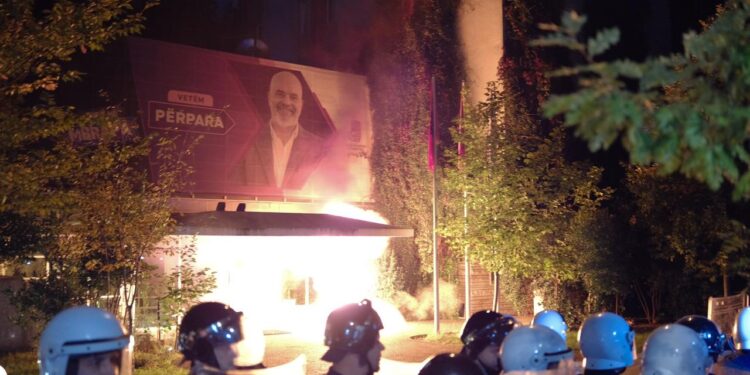 VIDEO-Protestuesit i hedhin molotov, merr flakë hyrja e selisë së Partisë Socialiste