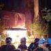 VIDEO-Protestuesit i hedhin molotov, merr flakë hyrja e selisë së Partisë Socialiste