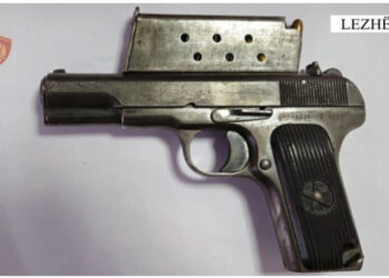 EMRI/ Lëvizte i armatosur dhe kundërshtoi policët, arrestohet 20-vjeçari