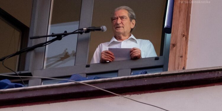 Berisha-Ramës: Ti që dërgon banditë të armatosur kundër deputetëve, i bindur të jesh se nuk ka tunel që të shpëton nga vrulli i urrejtjes popullore