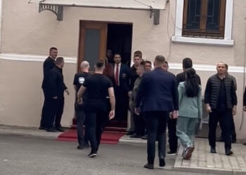 Nuk u lejua në Parlament, deputetja Hoti: Belinda ‘krekoset’, ka vjedhur 50 mln euro