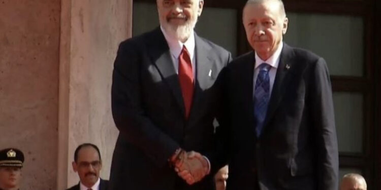 Takim i ftohtë dhe pa dashurinë e dikurshme/ Rama pret Erdogan sa për sy e faqe