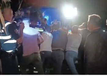 Lushnjë/ Vdes shoferi i autobotit pas një ore i bllokuar pas përplasjes me zetor