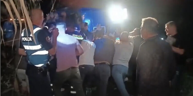 Lushnjë/ Vdes shoferi i autobotit pas një ore i bllokuar pas përplasjes me zetor