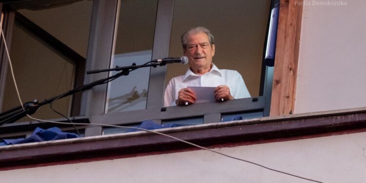 Berisha: Edi Rama pa tek flakët e karrigeve të parlamentit zjarrin e ligjit që do të djegë sarajet e Surrelit