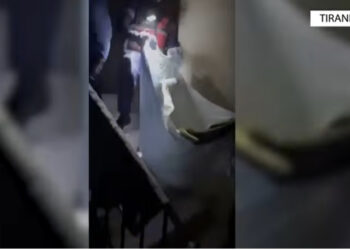 VIDEO-Azili në flakë në Tiranë! Momenti kur policët nxjerrin të moshuarit me çarçafë