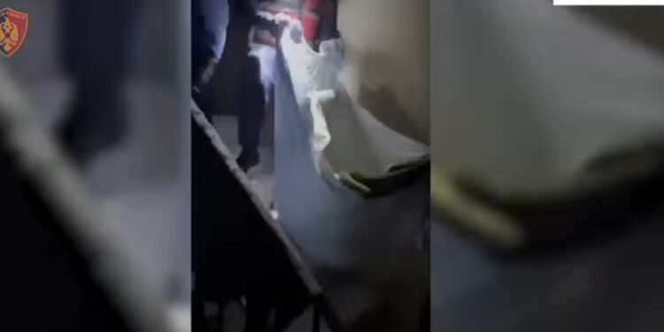 VIDEO-Azili në flakë në Tiranë! Momenti kur policët nxjerrin të moshuarit me çarçafë
