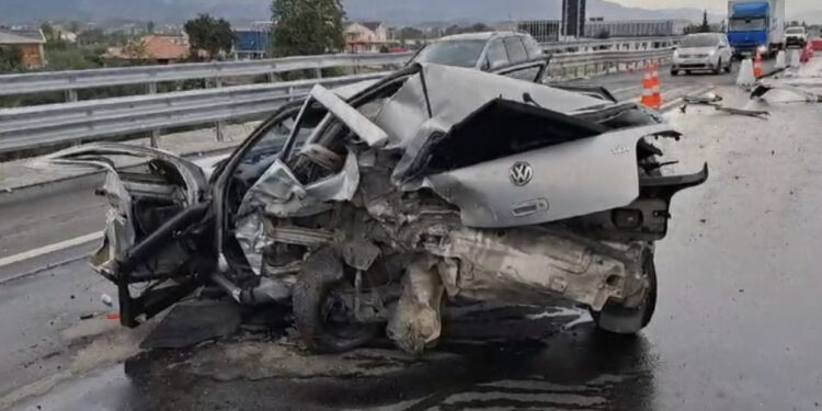 Makina bëhet copa/ Aksident i rëndë në aksin Tiranë-Thumanë, humb jetën një person