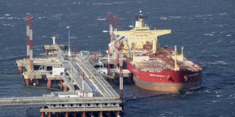 “Flota fantazmë” ruse që vazhdon të shesë naftë, ja si Moska shpërfill sanksionet/ Mbi 7.2 mld dollarë nga vetëm 25 anije