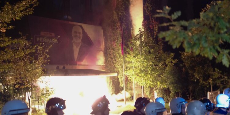 Protesta e opozitës/ Arrestohet një person, 9 në kërkim, mes tyre edhe ish komandanti i FNSH Shkodër