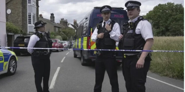 Sulm me acid në një shkollë në Londër, plagosen 2 adoleshentë dhe një anëtar i stafit të shkollës, në spital edhe dy policë