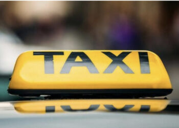 Grabitje në Tiranë/ Dy persona të paidentifikuar i marrin një shumë parash një taksisti, sapo doli nga “exchange” i thyen xhamin e makinës