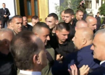 “Hape krahun, turp”!- Garda gardh në Parlament, nisin përplasjet