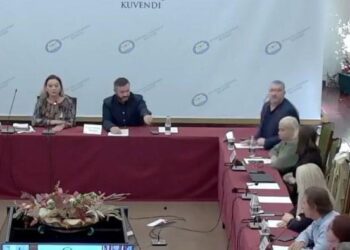 Përplasjet në Komisionin Hetimor/ “Po bëni sjellje rrugaçësh”, Vokshi i hedh mikrofonin në tokë Ndrecës, deputeti i PS: Sillni ambulancën