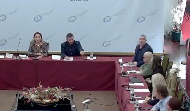 Përplasjet në Komisionin Hetimor/ “Po bëni sjellje rrugaçësh”, Vokshi i hedh mikrofonin në tokë Ndrecës, deputeti i PS: Sillni ambulancën