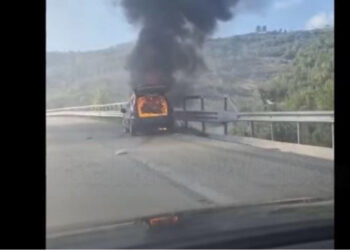 Përfshihet nga flakët një automjet në hyrje të tunelit Tiranë-Elbasan