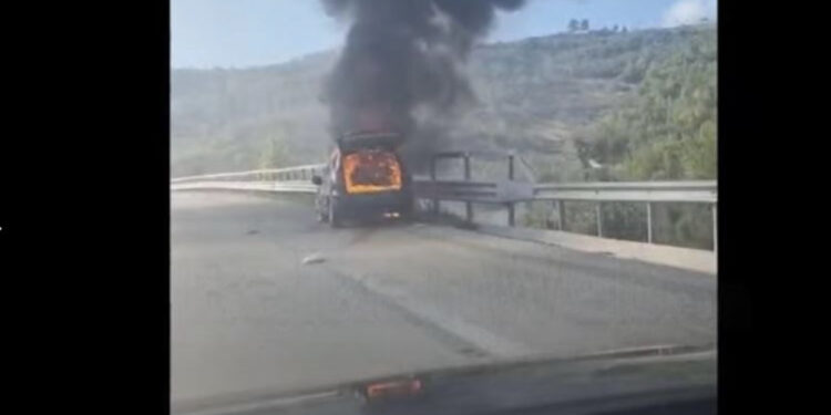 Përfshihet nga flakët një automjet në hyrje të tunelit Tiranë-Elbasan