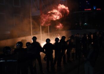 LIVE/ Protestuesit hedhin molotovë dhe flakadanë, policia përdor gaz lotsjellës