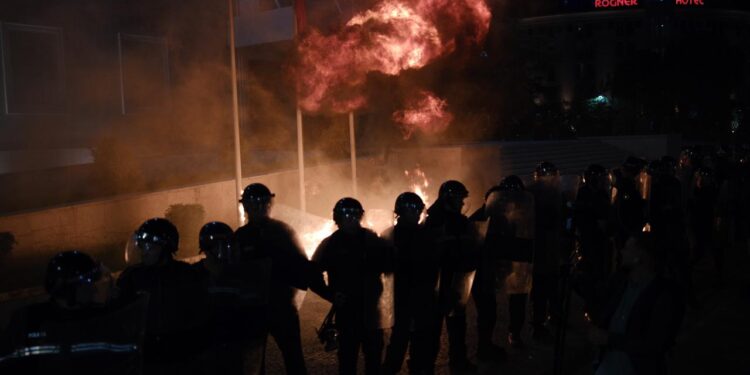 LIVE/ Protestuesit hedhin molotovë dhe flakadanë, policia përdor gaz lotsjellës