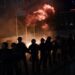LIVE/ Protestuesit hedhin molotovë dhe flakadanë, policia përdor gaz lotsjellës