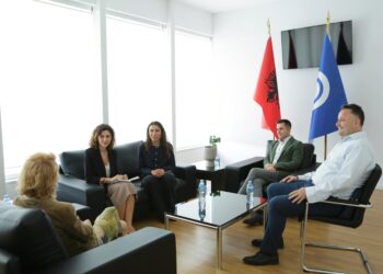 Britanikët në selinë e PD/ Shqetësimet për përndjekjen politike të eksponentëve të opozitës dhe qeveria teknike tema të takimit me dyer të mbyllura