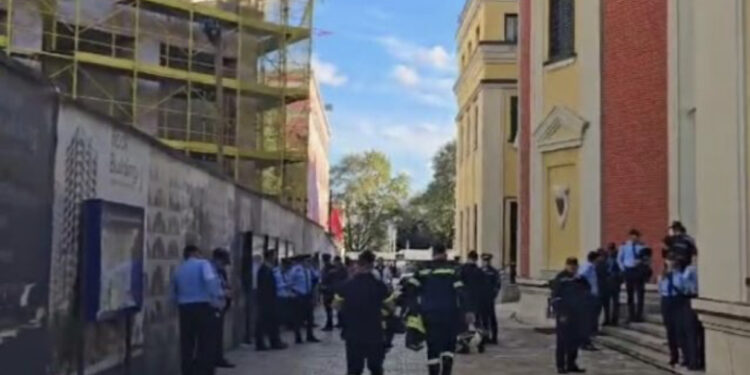 Protesta e opozitës/ Godinat e blinduara dhe masat e sigurisë në Tiranë