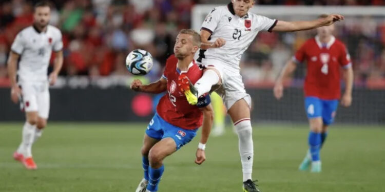 Skandali në Çeki, FSHF: Koret raciste dhe përdhosja e flamurit shqiptar të patolerueshme