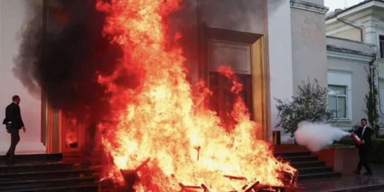 Zëri i Amerikës: Berisha më i matur se Gazmend Bardhi ndaj thirrjeve të SHBA-BE, kundër dhunës në Kuvend!