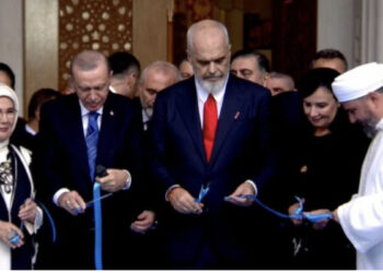 Inaugurohet Xhamia e Namazgjasë në Tiranë, Rama dhe Erdogan presin shiritin
