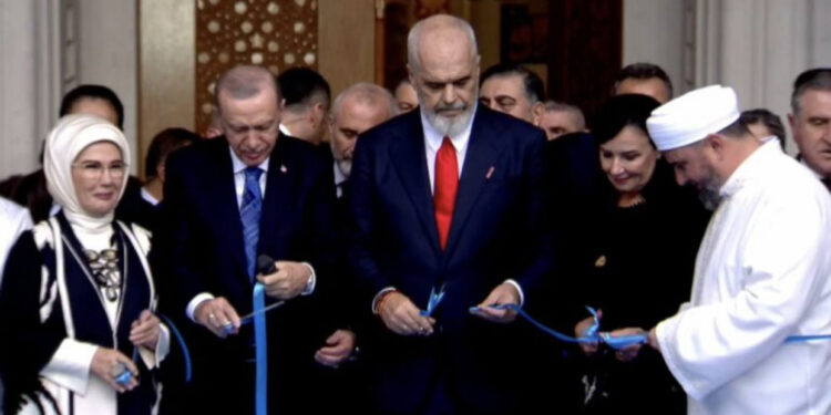 Inaugurohet Xhamia e Namazgjasë në Tiranë, Rama dhe Erdogan presin shiritin