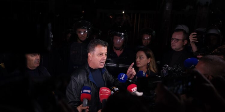 Noka: I bëj thirrje nipit të Enver Hoxhës dhe Sulltan Surrelit të tërheqi narko-policinë nga provokimi qytetarëve, në të kundërt Surreli do të jetë destinacioni i protestuesve