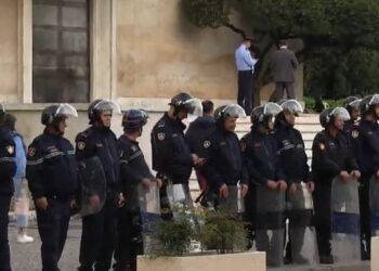 FOTOLAJM/ Gati nisja e protestës së opozitës, vendoset kordoni policor para Kryeministrisë