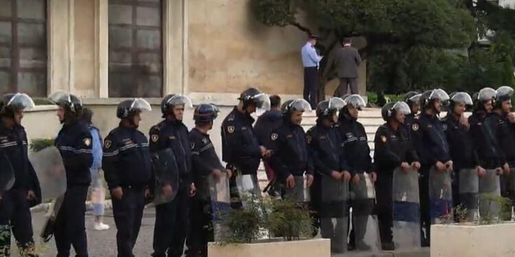 FOTOLAJM/ Gati nisja e protestës së opozitës, vendoset kordoni policor para Kryeministrisë