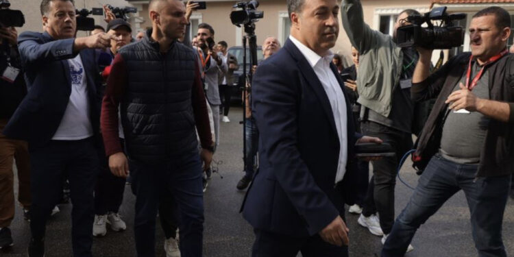 Ti përfaqëson hajdutët/ Noka përplaset me Niko Peleshin dhe Hasanin