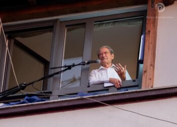 Berisha: Flakët në oborrin e parlamentit tmerruan organizatën kriminale të Skapit të partisë. Mosbindja civile është rruga e vetme