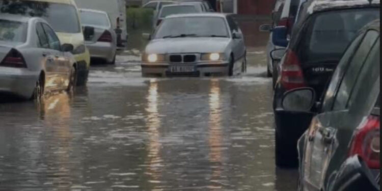 Përmbytje në Lezhë, reshjet e dendura shkaktojnë kaos në rrugë