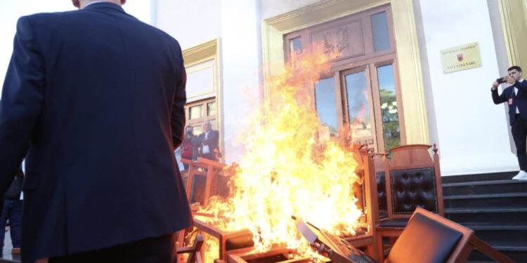 24 deputetë të opozitës të ndëshkuar, zbardhet vendimi i Etikës për tensionet në Parlament