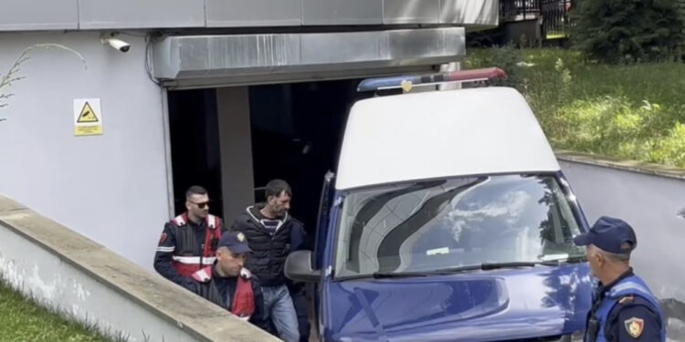 ‘Tradhti! Më bëni çfarë të doni’! Burg burrit që dogji gruan me benzinë