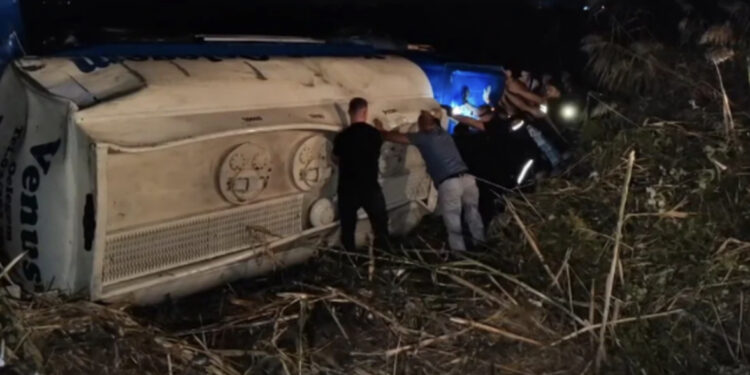 Aksident i frikshëm në afërsi të Lushnjes, autoboti përplas disa makina