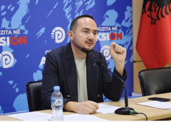 Ervin Salianji reagon sërish nga burgu, publikon foton simbolike me peshkun në Parlament: Reagoni!