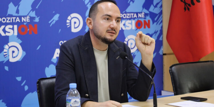 Ervin Salianji reagon sërish nga burgu, publikon foton simbolike me peshkun në Parlament: Reagoni!