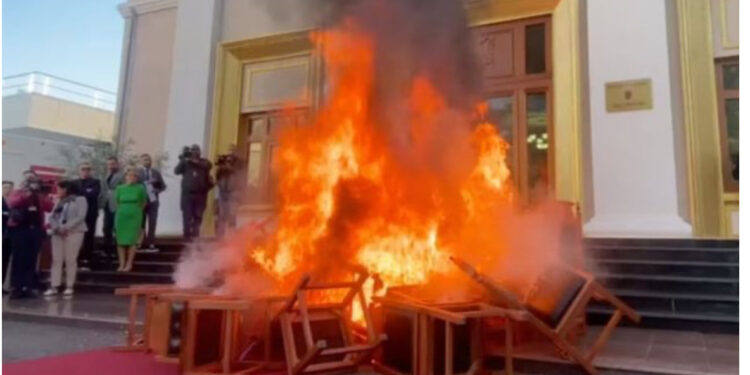 Revolta e opozitës në Parlament/ Ministri Hoxha për deputetët e PD-së: Ngjarja do referohet në SPAK!