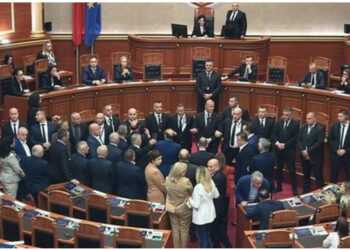 Revolta e opozitës/ PS depoziton në Parlament kërkesën për përjashtimin e 24 deputetëve të PD-së