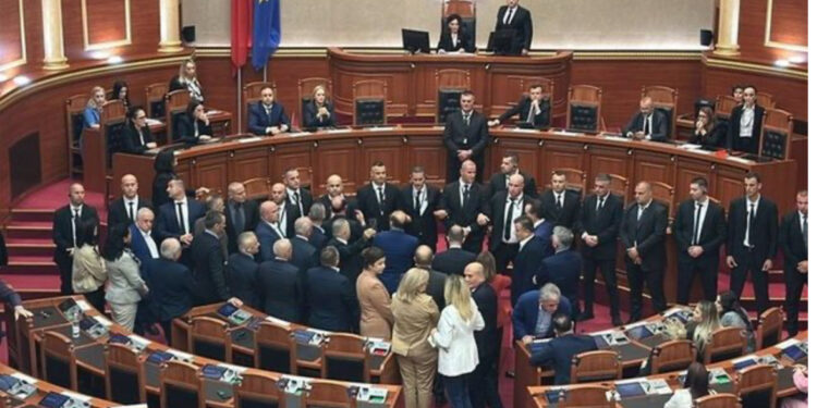 Revolta e opozitës/ PS depoziton në Parlament kërkesën për përjashtimin e 24 deputetëve të PD-së 