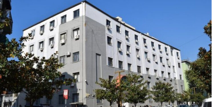 EMRAT/ Abuzuan me fondet e rindërtimit dhe i shkaktuan dëm prej 353 milionë lekë shtetit, kush janë 5 zyrtarët e arrestuar të Bashkisë Rrogozhinë