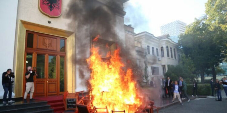 Djegia e karrikeve në hyrje të Parlamentit, SHBA: Jemi të shqetësuar, uluni në dialog