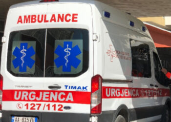 Përplasen dy makina në Përmet, katër persona të lënduar