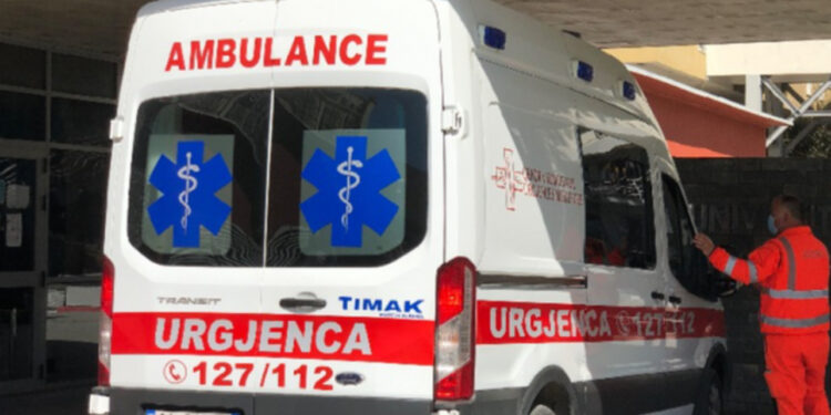 Përplasen dy makina në Përmet, katër persona të lënduar